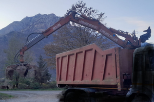 Cassa con gru scarrabile