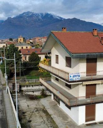 Palazzo / Stabile di 530 m² con più di 5 locali a 