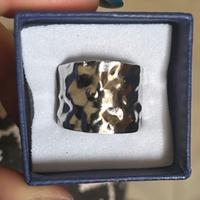 Anello a fascia argentato