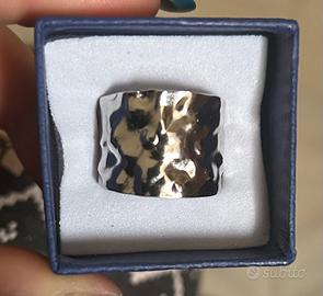 Anello a fascia argentato