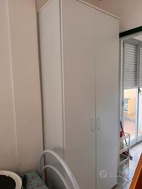 Armadio bianco con  ripiani