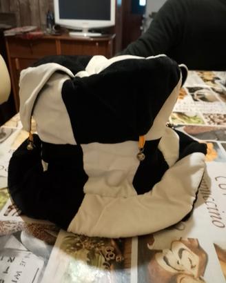 Particolare cappello con sonagli in stile Joker.