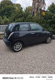 Lancia y 
