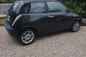 Lancia y 