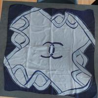 Foulard Chanel in seta blu e bianco panna
