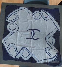 Foulard Chanel in seta blu e bianco panna