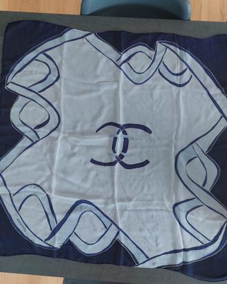 Foulard Chanel in seta blu e bianco panna