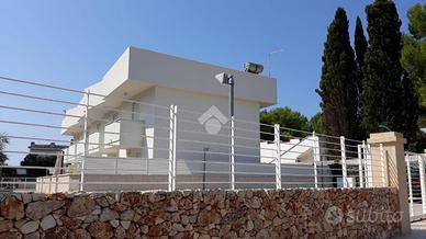 VILLA A SCHIERA A PULSANO