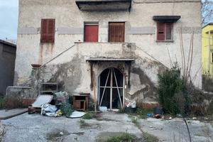 Palazzine con quattro/cinque appartamenti da ristr