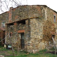 Rustico con 18 ettari di terreno, lago, vigna