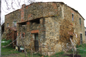 Rustico con 18 ettari di terreno, lago, vigna