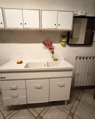 Mobili in reg alo con lavandino