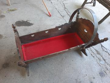 antica culla di montagna in legno 