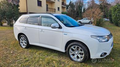 Mitsubichi Outlender PHEV 2013