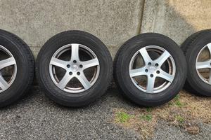 Treno di cerchi in lega e gomme M + S 215 70 R16