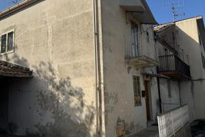 Casa indipendente con terreno edificabile 1000mt