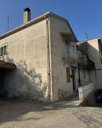 Casa indipendente con terreno edificabile 1000mt