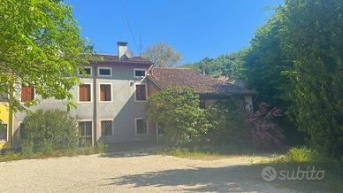 Rustico / Casale di 425 m² con più di 5 locali e b