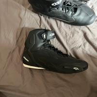 Scarpe,giubotto e casco