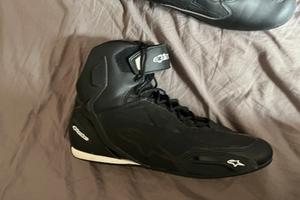 Scarpe,giubotto e casco