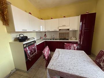 Cucina bordeaux e bianca