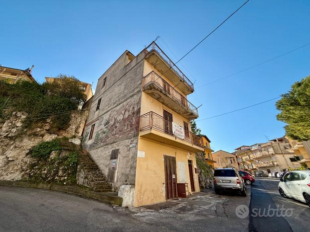 Casa indipendente a Montelepre, P. della Vittoria