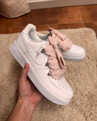 Nike Air Force 1 Custom bianche con lacci rosa 42