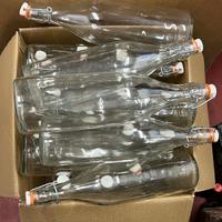 Bottiglie in vetro con tappo in plastica