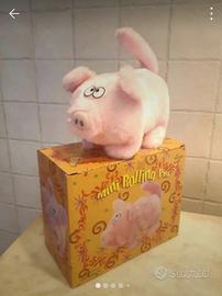 maialino cammina e muove la coda