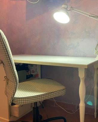 Scrivania con sedia girevole