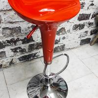 Sgabello rosso regolabile