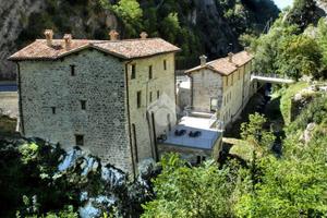2 LOCALI A GUBBIO