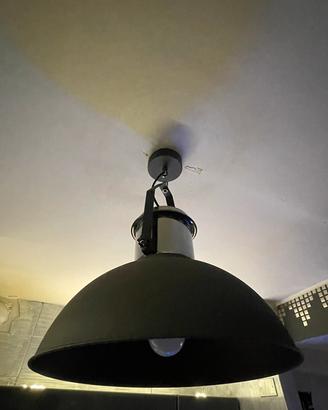 Lampada a sospensione industriale nera