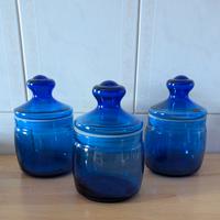 Tre eleganti vasi blu indaco in vetro