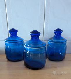 Tre eleganti vasi blu indaco in vetro