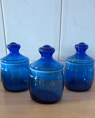 Tre eleganti vasi blu indaco in vetro