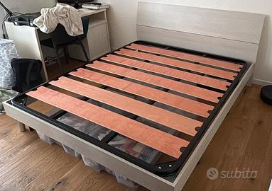 Letto matrimoniale e rete con doghe