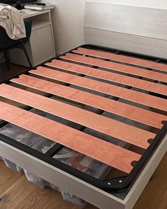 Letto matrimoniale e rete con doghe