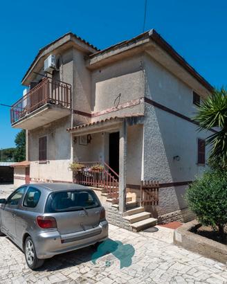 Gallicano nel lazio: villa unifamiliare divisa