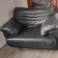 poltrona nera in pelle e puff