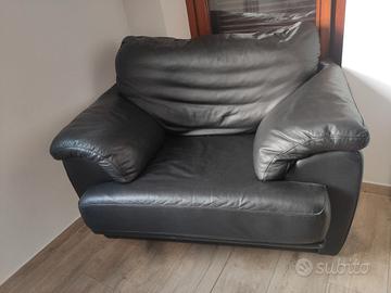 poltrona nera in pelle e puff