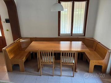Tavolo in legno completo di giropanca e 2 sedie