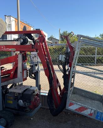 Piattaforma aerea cingolata a ragno compatta, Hino
