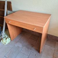 scrivania più testiera letto singolo.