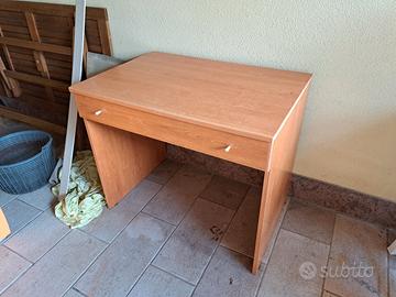 scrivania più testiera letto singolo.