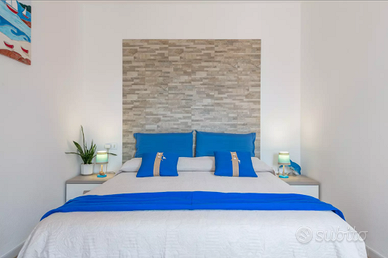 Per coppia bilocale vista mare in centro