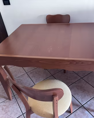 Tavolo in noce allungabile con 4 sedie imbottite