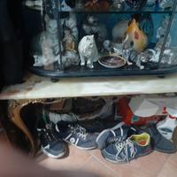 Vetrina con tavolino