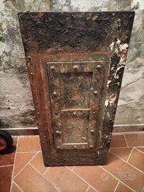 antica cassaforte o sportello in ferro battuto 