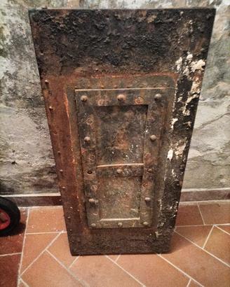 antica cassaforte o sportello in ferro battuto 